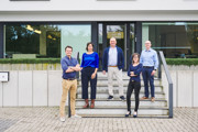 Het team van Groep Vanhee vóór het kantoor te Oostkamp